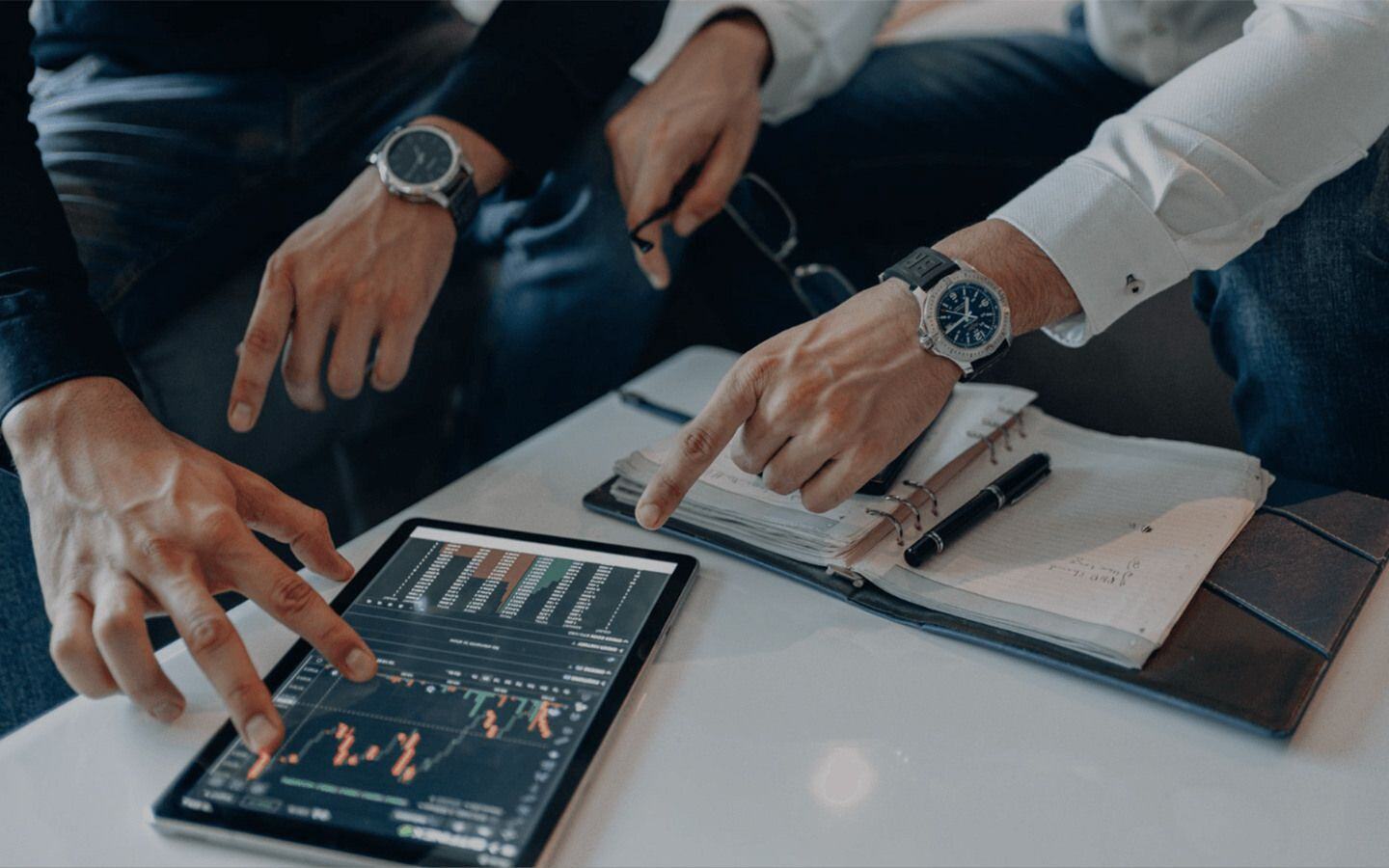digital-marketing-analytics-teamwork-dark-1440